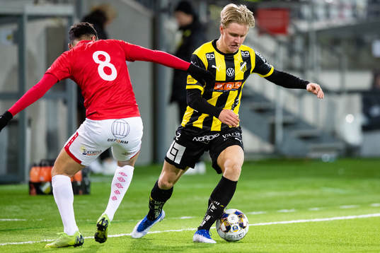Häckens Sebastian Lagerlund  och Degerfors Ferhad Ayaz