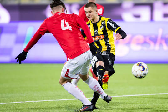 Häckens Leo Bengtsson skjuter ett skott