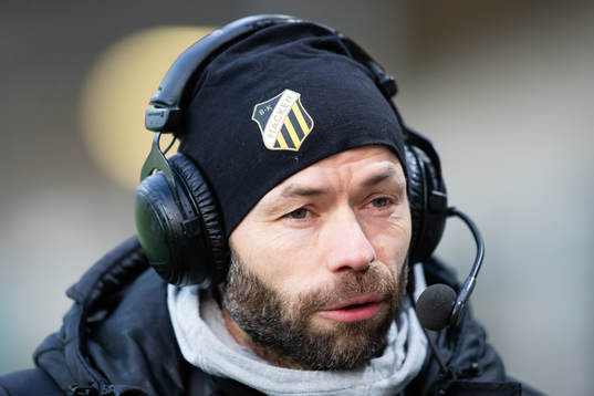 Häckens tränare Andreas Alm innan träningsmatchen i