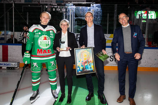 Rögles Samuel Jonsson tar emot Granitpucken av Åsa