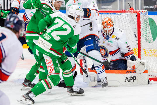 Växjös målvakt Erik Källgren  räddar Rögles Daniel