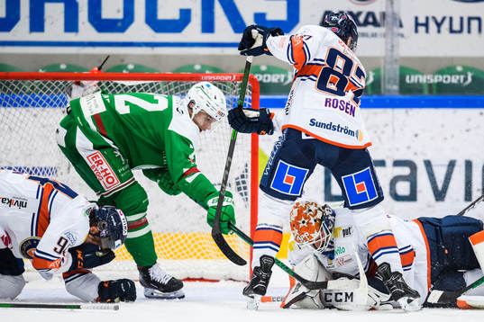 Rögles Daniel Zaar oroar framför Växjös målvakt Erik