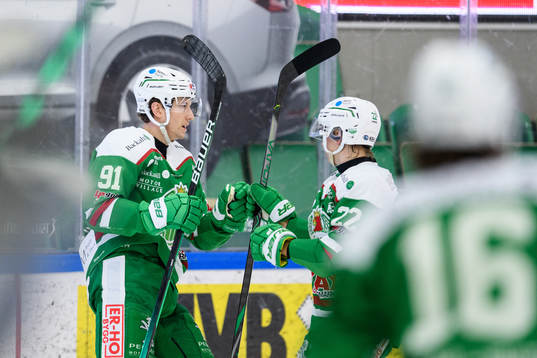 Rögles Adam Tambellini jublar med Samuel Jonsson