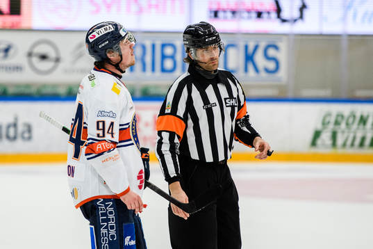 Växjös Joel Persson i diskussion med Domare Mikael
