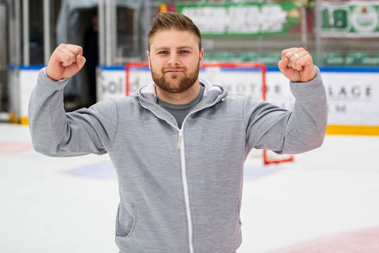 Rögles materialare Jonas Elofsson jublar