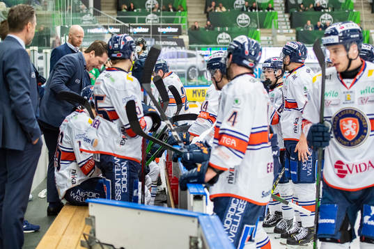 Växjös tränare Sam Hallam tilsammans med Växjö spelarna