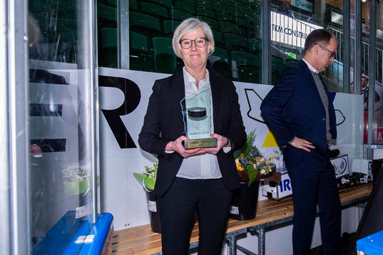Åsa Brännborn med Granitpucken av