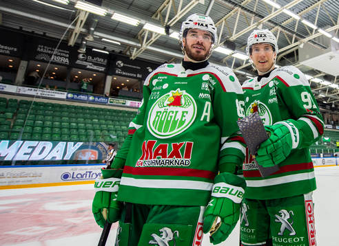 Rögles Eric Gelinas  och Adam Tambellini jublar