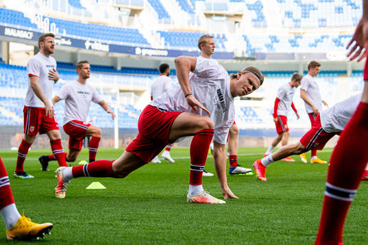 Erling Braut Haaland of Norway warms up wearing a t-shirt