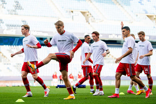 Martin Ødegaard and players of Norway warm up wearing a