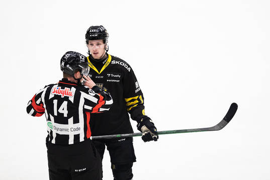s Jacob Svensson i diskussion med domaren