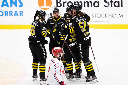 s Max Lindholm jublar med lagkamrater