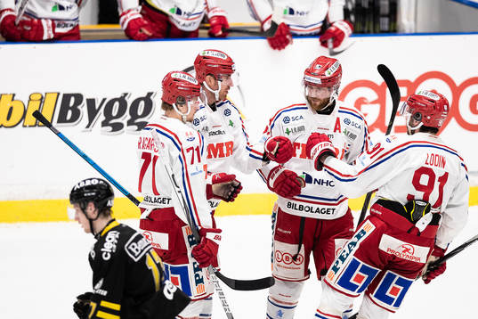 Timrås Patrick Wiercioch jublar