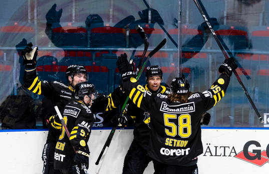 s Oscar Nord (2:a höger) gör 2-0 och gratuleras av