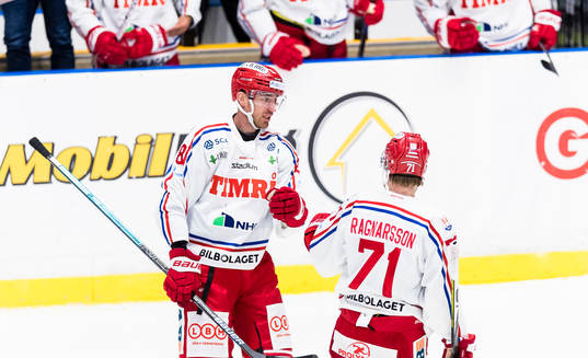 Timrås Patrick Wiercioch reducerar till 2-1 och gratuleras