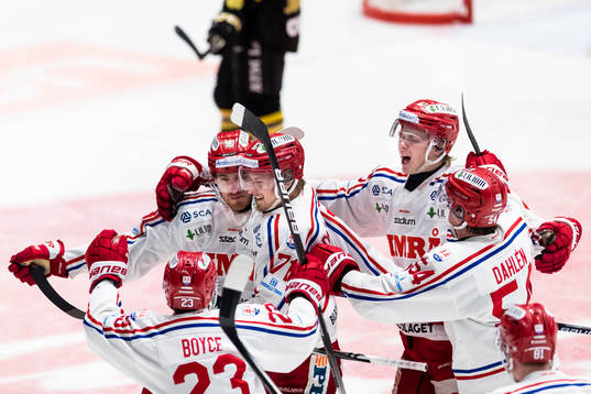 Timrås Patrick Wiercioch (v) avgör matchen med ett