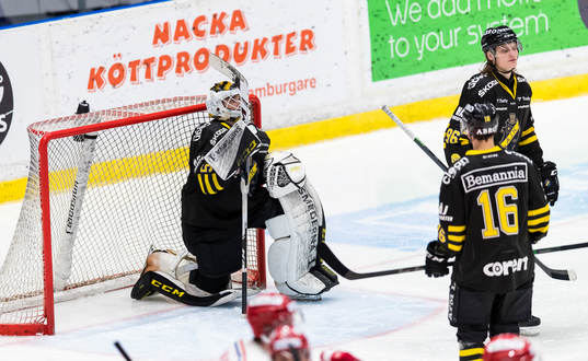s målvakt Claes Endre deppar med Anton Karlsson  och