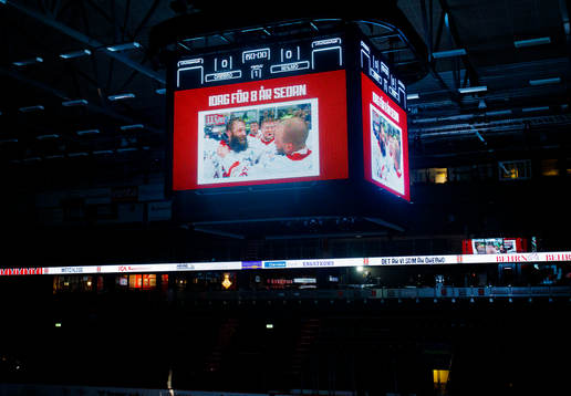 Bild på Örebros Emil Kåberg som firar SHL avancemanget