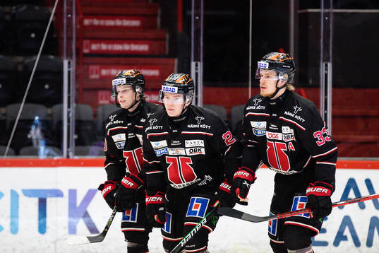 Örebros Linus Öberg jublar med Elias Ekström och