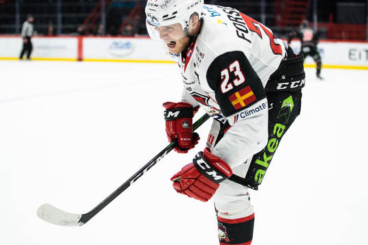 Malmö Redhawks Christoffer Forsberg lämnar isen skadad