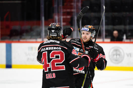 Örebros Robin Kovacs jublar med Robin Salo