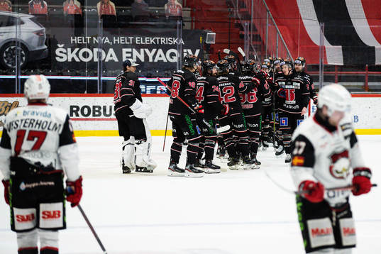 Örebros målvakt Jhonas Enroth jublar
