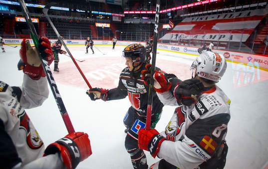 Örebros Gustav Backström och Malmö Redhawks Johan