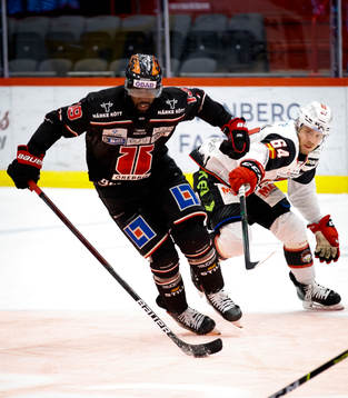 Örebros Daniel Muzito Bagenda och Malmö Redhawks Victor