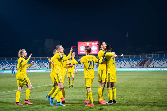 Zlatan Ibrahimovic and Alexander Isak celebrate