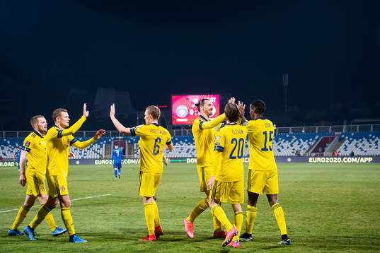 Zlatan Ibrahimovic and Alexander Isak celebrate