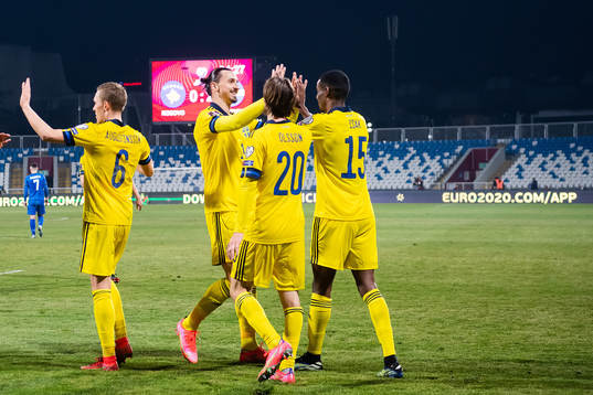 Zlatan Ibrahimovic and Alexander Isak celebrate