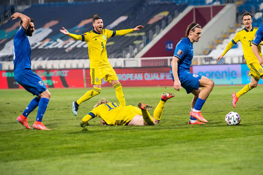 Marcus Berg and Emil Forsberg of Sweden reacts