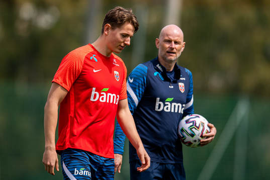 Sander Berge and Ståle Solbakken, head coach of the