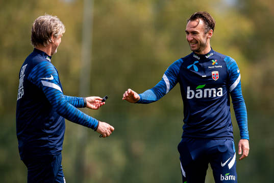 Kent Bergersen, assistant coach, and Sigurd Ertsås, kit