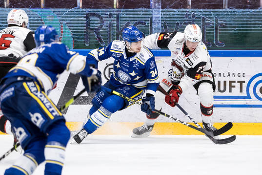 Leksands Peter Cehlarik och Malmö Redhawks Adam Ollas