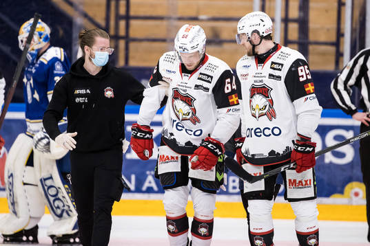 Malmö Redhawks Victor Backman  får hjälp av isen