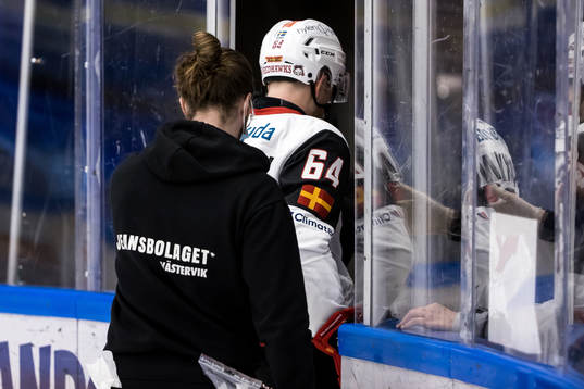 Malmö Redhawks Victor Backman  får hjälp av isen