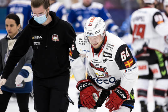 Malmö Redhawks Victor Backman  får hjälp av isen