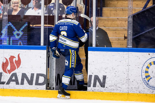 Leksands Matt Caito lämnar isen