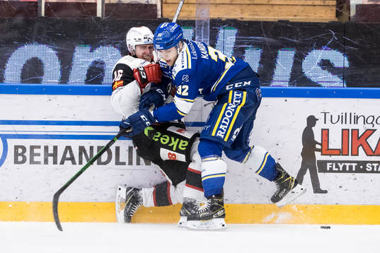 Leksands Jesper Kandergård tacklar Malmö Redhawks Matias