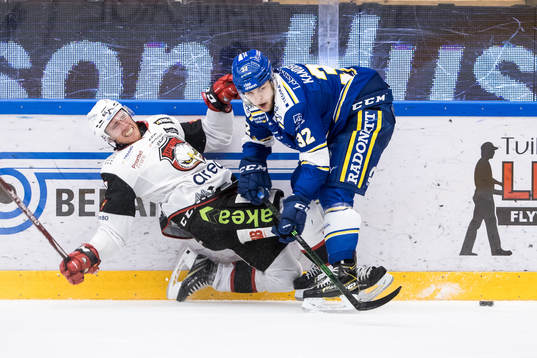 Leksands Jesper Kandergård tacklar Malmö Redhawks Matias