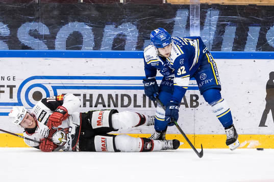 Leksands Jesper Kandergård tacklar Malmö Redhawks Matias