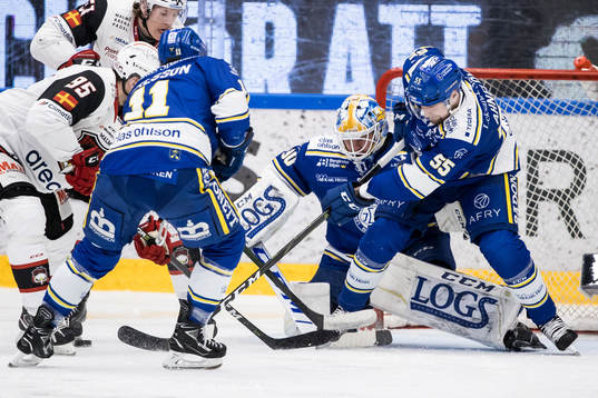 Malmö Redhawks Carl Persson oroar framför Leksands