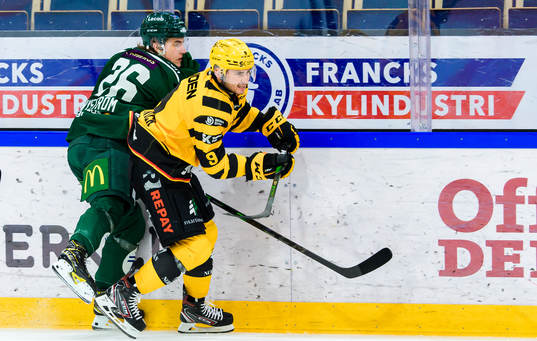 Färjestads Joel Nyström och Skellefteås Darren Nowick
