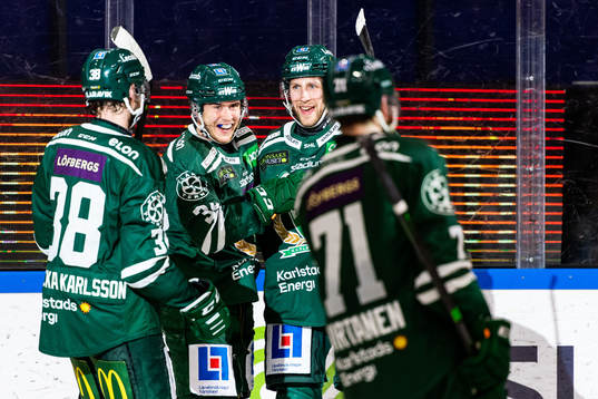 Färjestads Michael Lindqvist jublar med målskytten till
