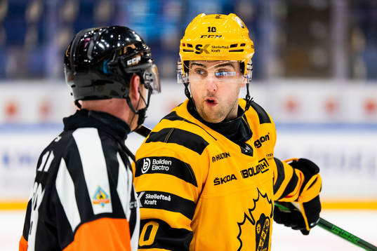 Skellefteås Joakim Lindström reagerar mot domaren