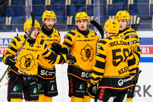 Skellefteås Andreas Wingerli och Melker Karlsson jublar