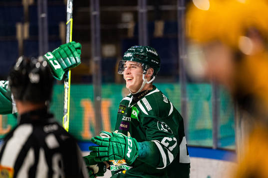 Färjestads Oskar Bäck jublar