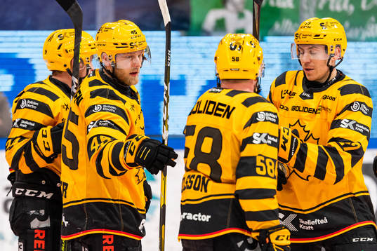 Skellefteås Oscar Möller jublar med lagkamrater