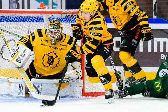 Skellefteås målvakt Gustaf Lindvall och Adam Wilsby